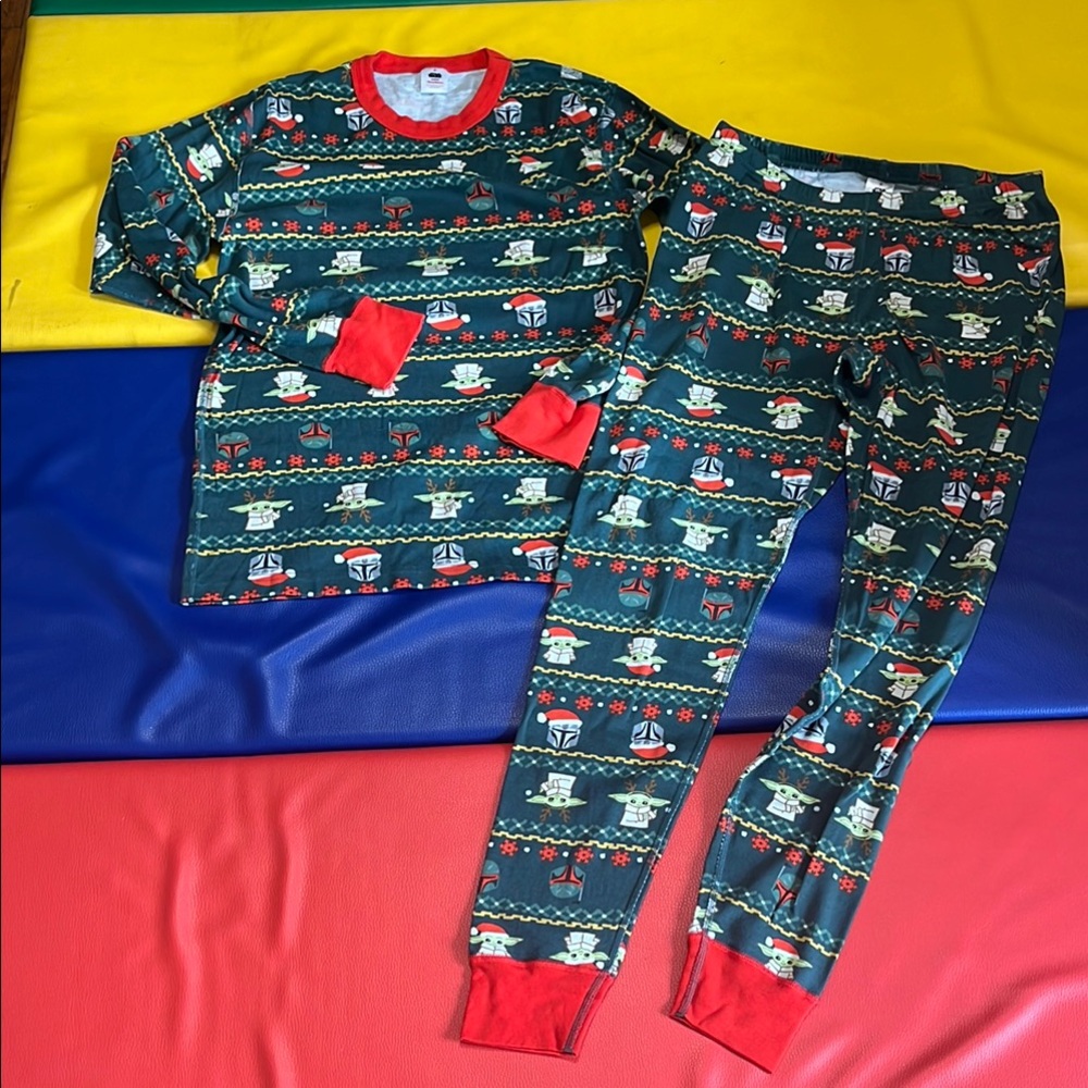 Adult Hanna Andersson Holiday Pajamas Set - baby Yoda
Star Wars medium